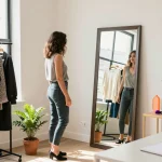 Consulente di moda che organizza il suo guardaroba capsula in un appartamento elegante, con luce naturale e accessori colorati.